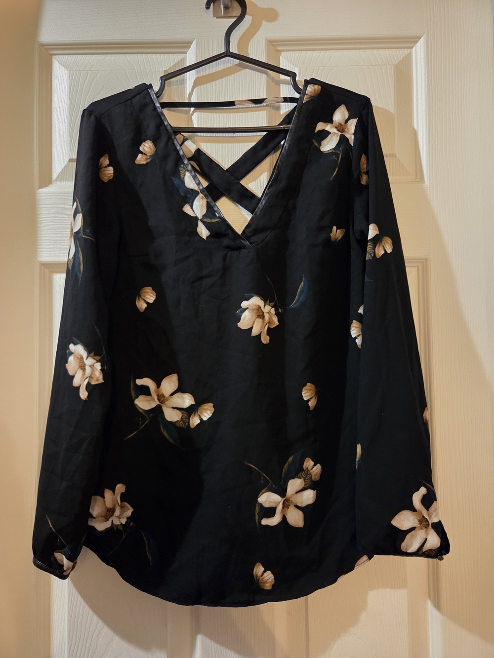 Dynamite Black V-Neck Floral Long Sleeve Top